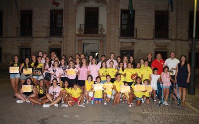 El Club de Baloncesto Femenino de La Carlota recibe un reconocimiento por los títulos de la temporada