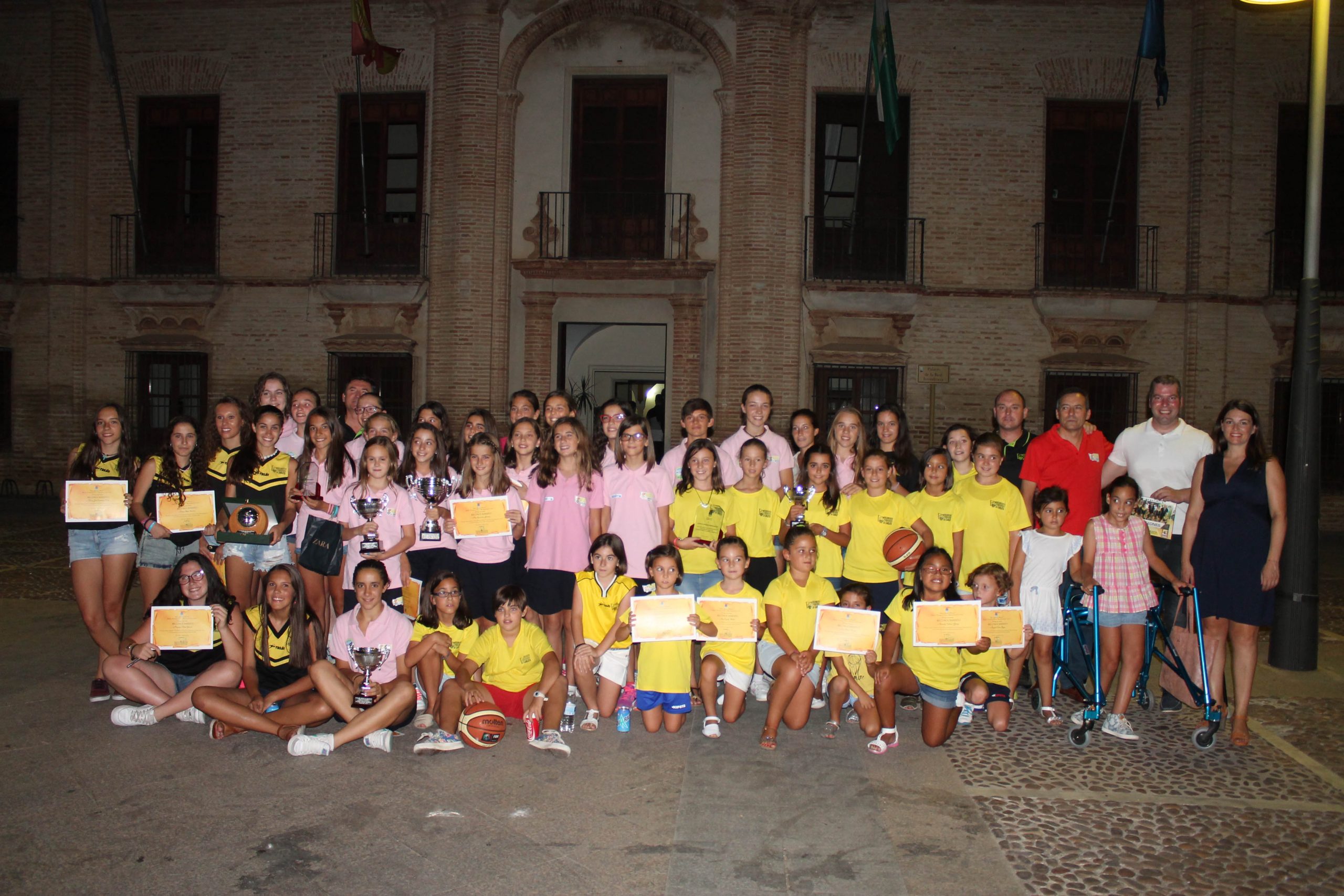 El Club de Baloncesto Femenino de La Carlota recibe un reconocimiento por los títulos de la temporada 1