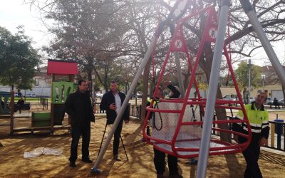 LA CARLOTA CUENTA CON EL PRIMER COLUMPIO ADAPTADO EN EL PARQUE INFANTIL DE LA ‘PLAZA DEL AMBULATORIO’