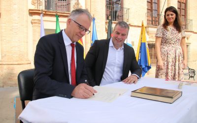 LA CARLOTA Y KONZELL FORMALIZAN SU HERMANAMIENTO CON LA FIRMA DEL PROTOCOLO  ACREDITATIVO Y DANDO EL NOMBRE DEL PUEBLO ALEMÁN A UNA PLAZA CARLOTEÑA