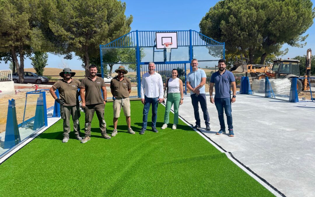 LA OBRA PFEA EN EL BARRIO DE LAS MALVINAS SE DESTINA A INSTALACIÓN DE UNA NUEVA ZONA INFANTIL Y UNA NUEVA PISTA MULTIDEPORTE EN SU PARQUE CENTRAL Y A LA REURBANIZACIÓN DE LA CALLE HUELVA