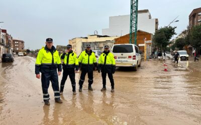 CUATRO POLICÍAS LOCALES DE LA CARLOTA REALIZAN LABORES DE APOYO EN EL MUNICIPIO VALENCIANO DE CATARROJA AFECTADO POR LA DANA